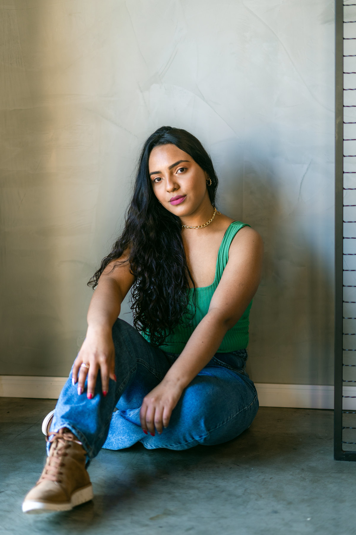 ensaio feminino interno em cafeteria em tramandaí rio grande do sul com julia motti fotografia