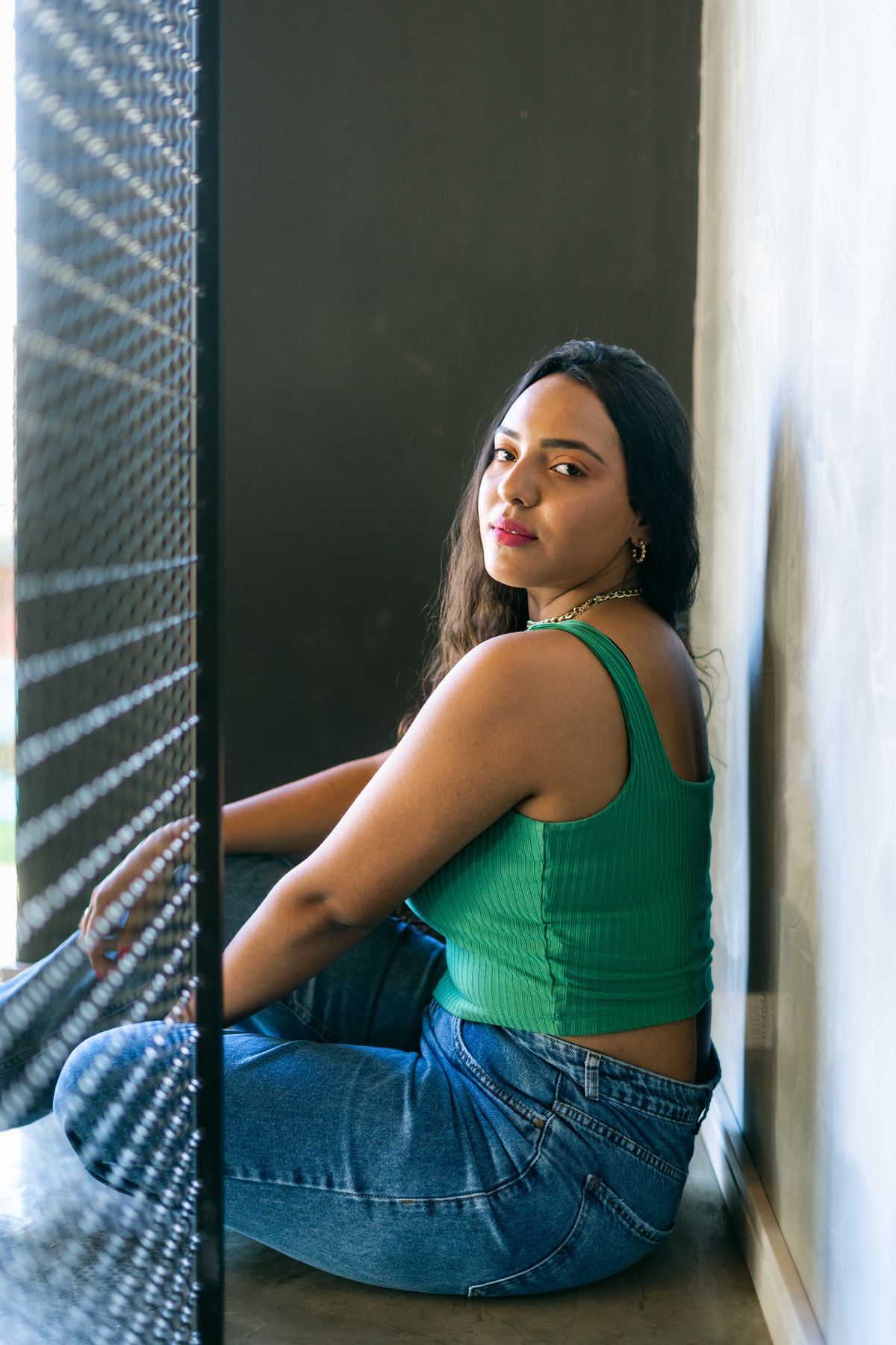 ensaio feminino interno em cafeteria em tramandaí rio grande do sul com julia motti fotografia