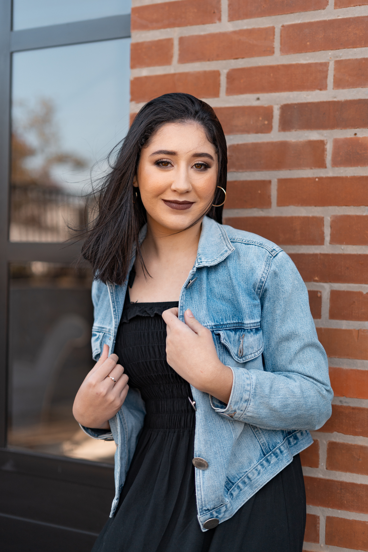 ensaio feminino de 16 anos interno e externo em uma biblioteca, casa do conde, em osório - julia motti fotografia