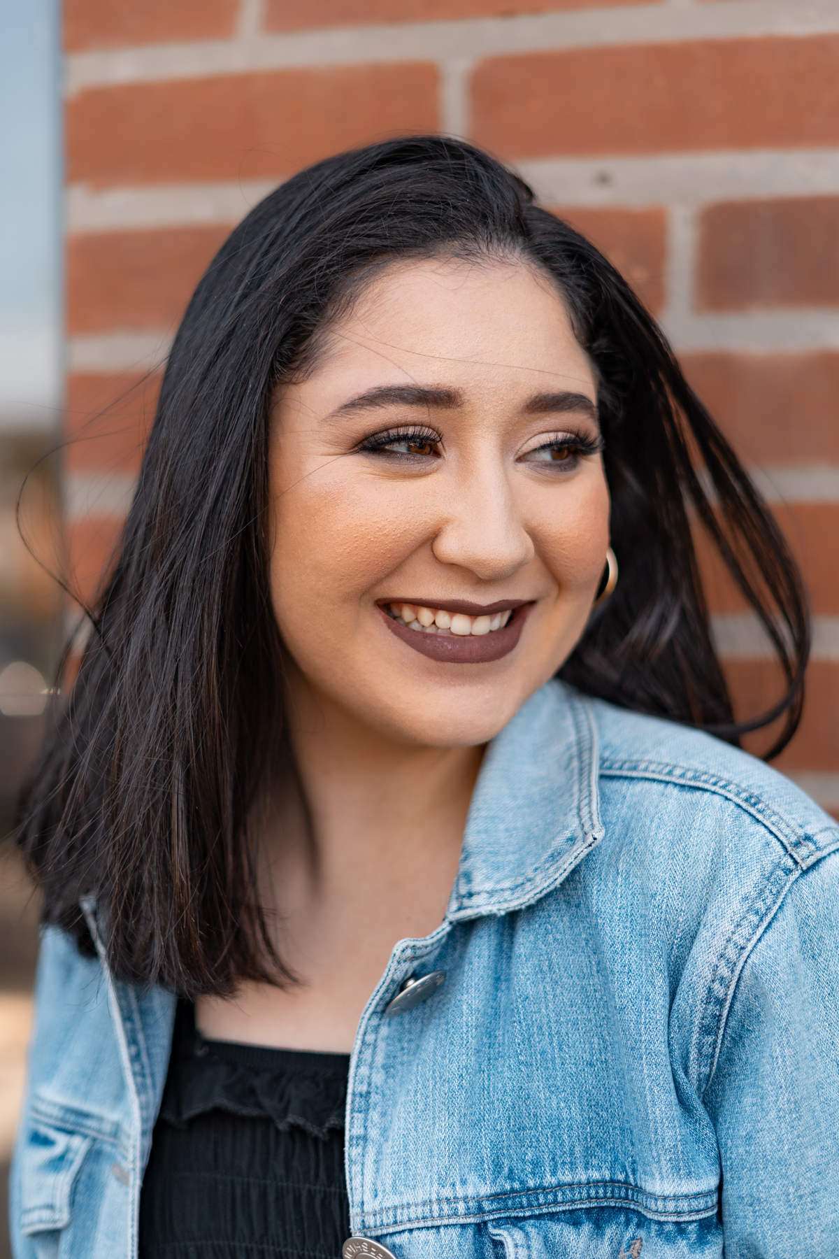 ensaio feminino de 16 anos interno e externo em uma biblioteca, casa do conde, em osório - julia motti fotografia