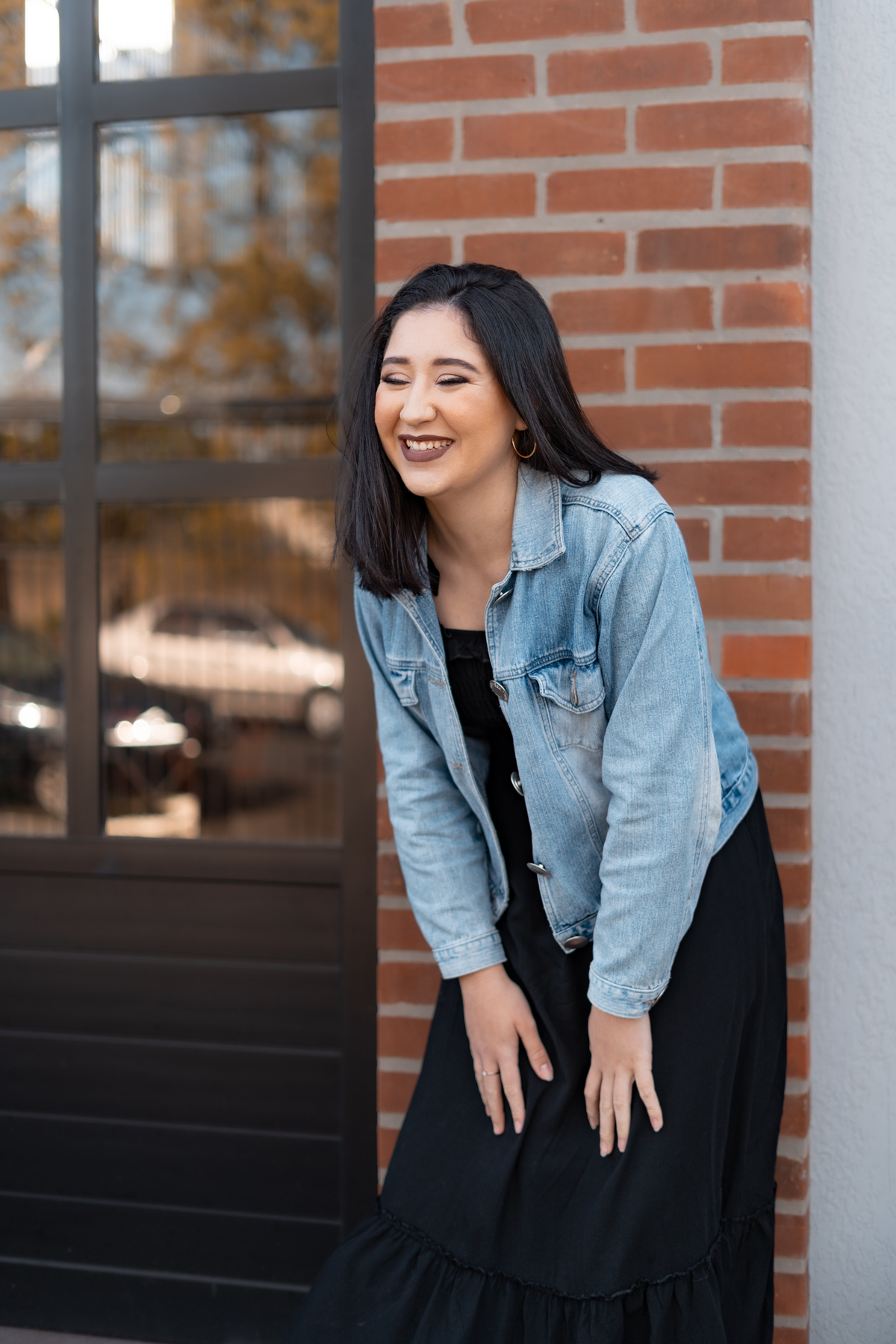 ensaio feminino de 16 anos interno e externo em uma biblioteca, casa do conde, em osório - julia motti fotografia