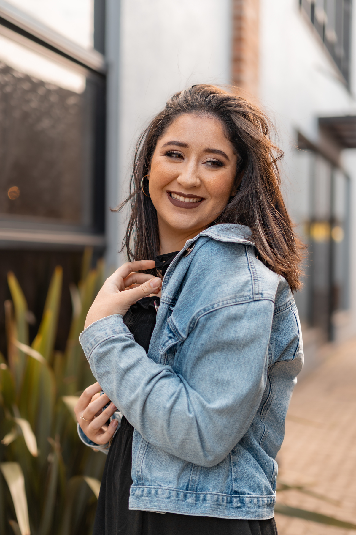 ensaio feminino de 16 anos interno e externo em uma biblioteca, casa do conde, em osório - julia motti fotografia