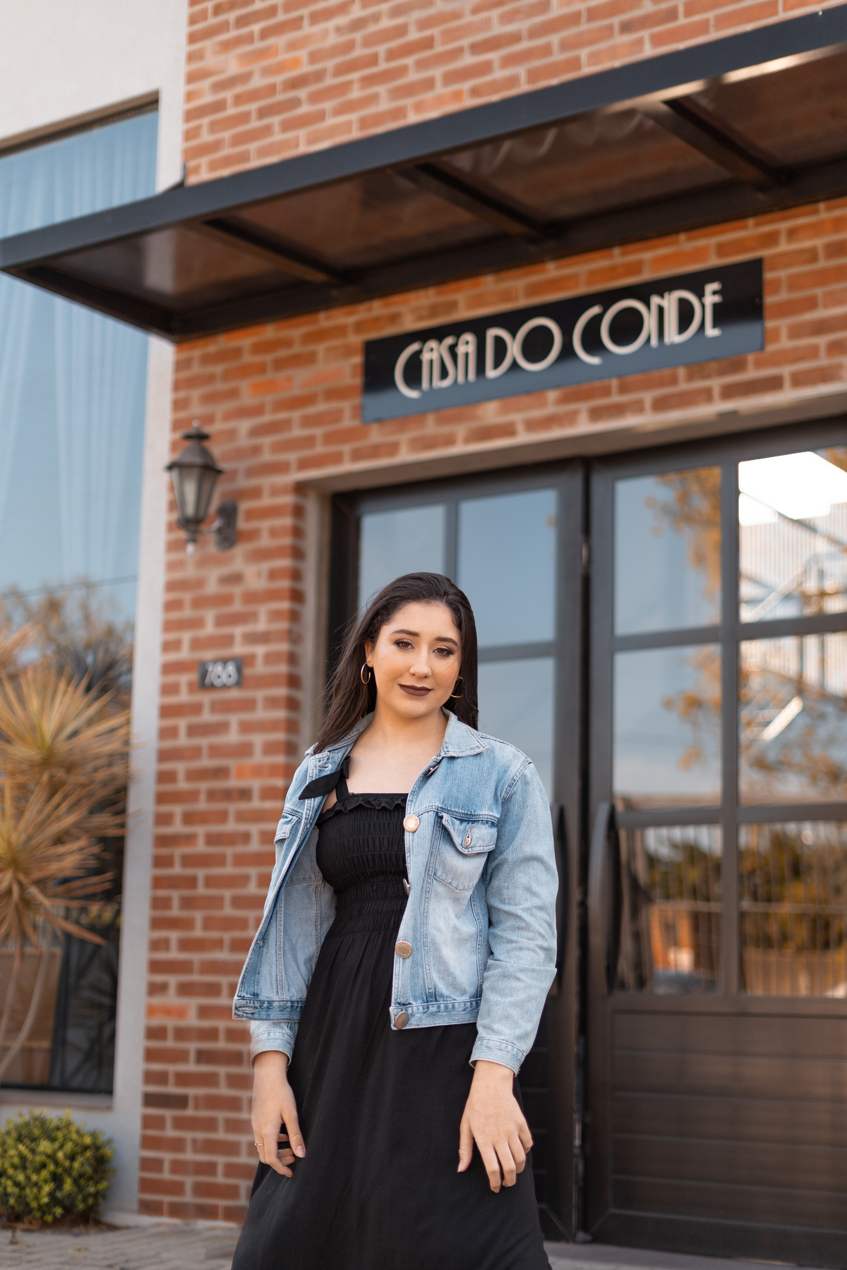 ensaio feminino de 16 anos interno e externo em uma biblioteca, casa do conde, em osório - julia motti fotografia