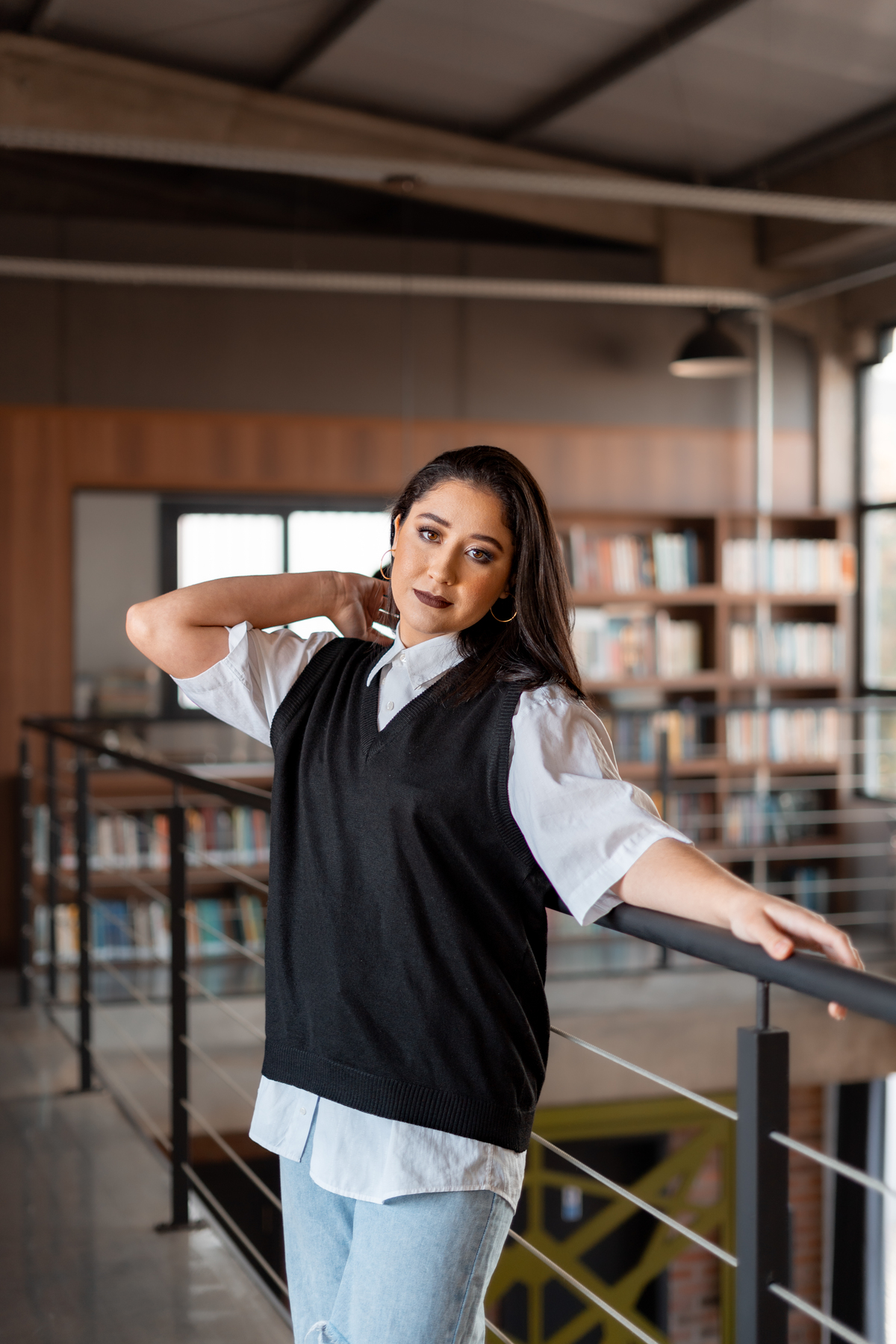 ensaio feminino de 16 anos interno e externo em uma biblioteca, casa do conde, em osório - julia motti fotografia