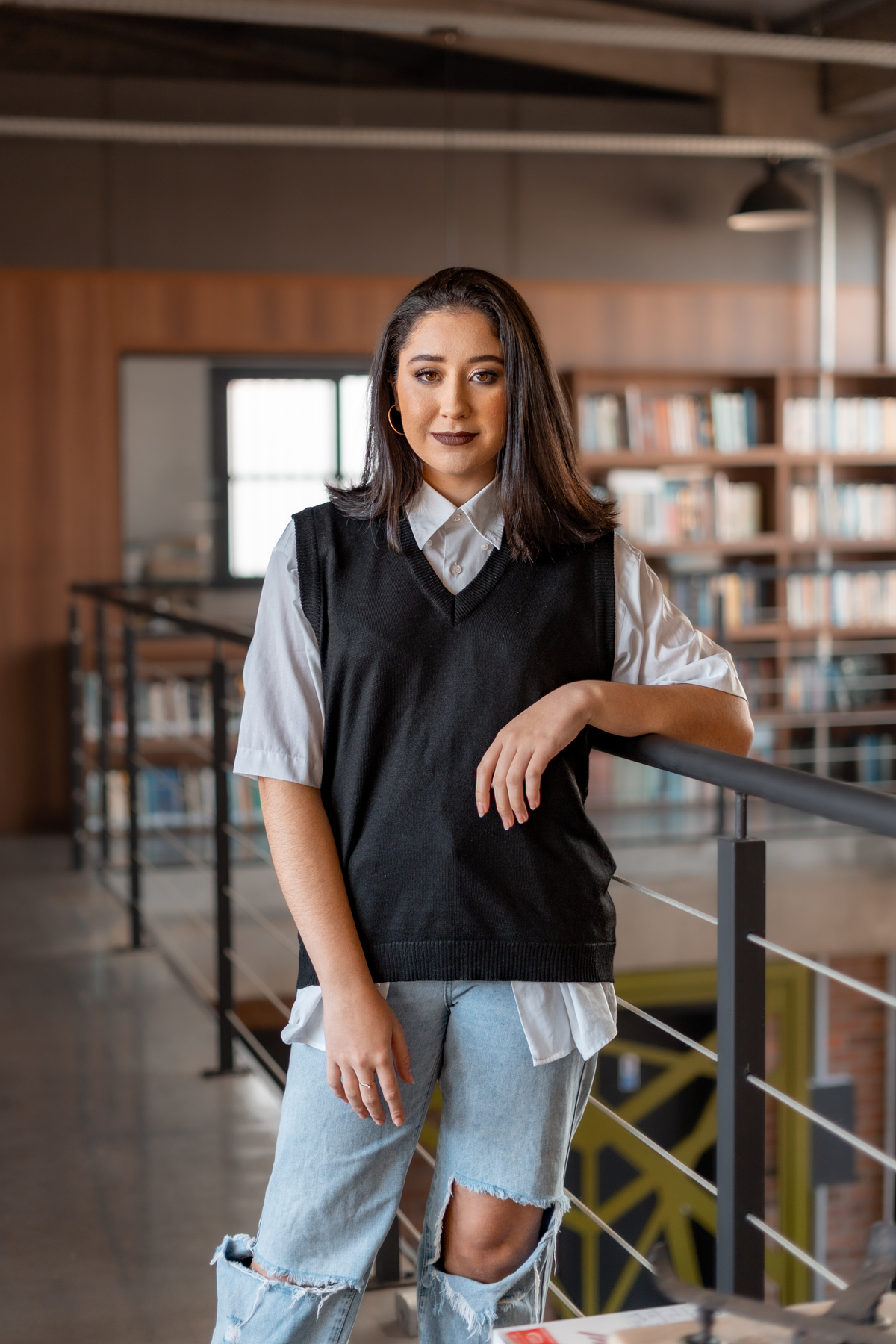 ensaio feminino de 16 anos interno e externo em uma biblioteca, casa do conde, em osório - julia motti fotografia