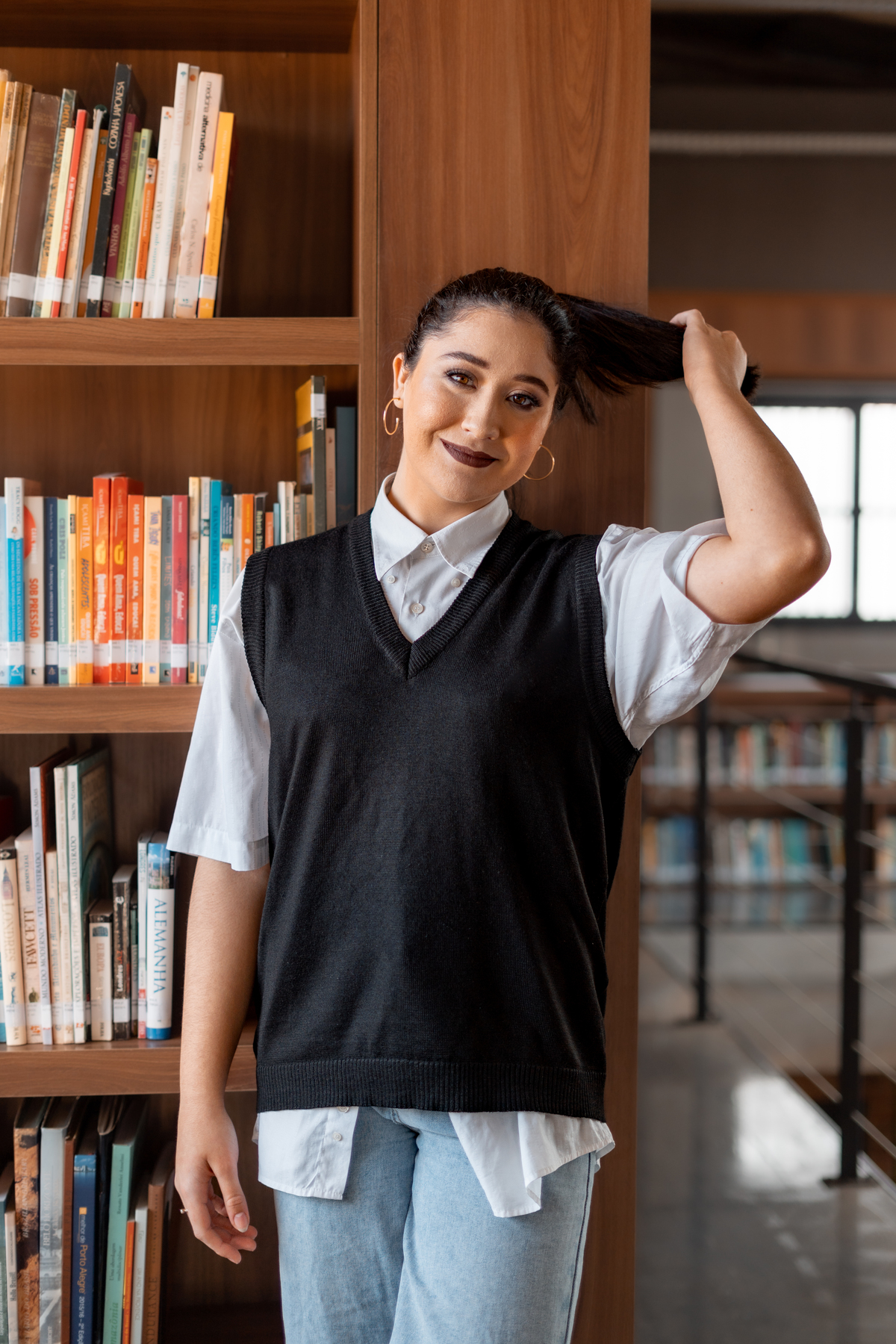 ensaio feminino de 16 anos interno e externo em uma biblioteca, casa do conde, em osório - julia motti fotografia