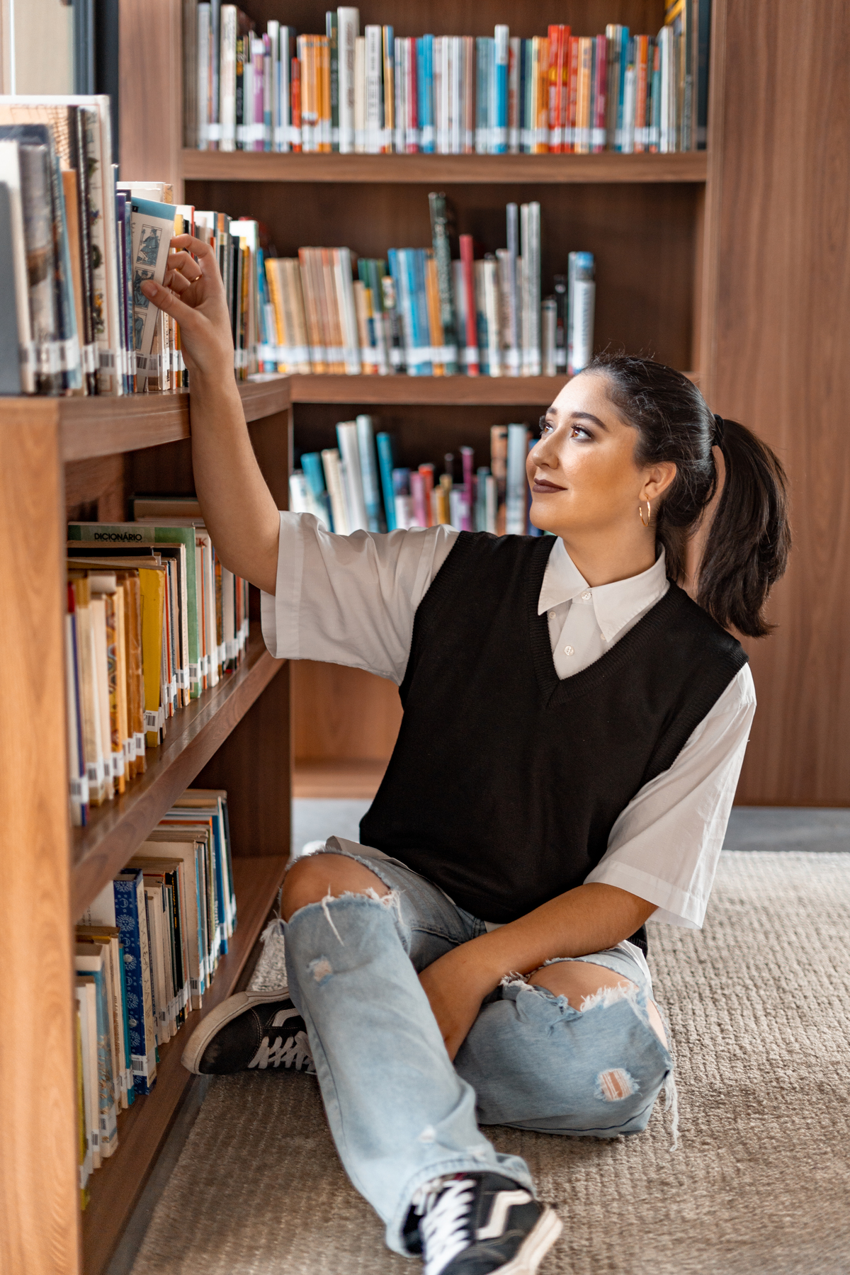 ensaio feminino de 16 anos interno e externo em uma biblioteca, casa do conde, em osório - julia motti fotografia