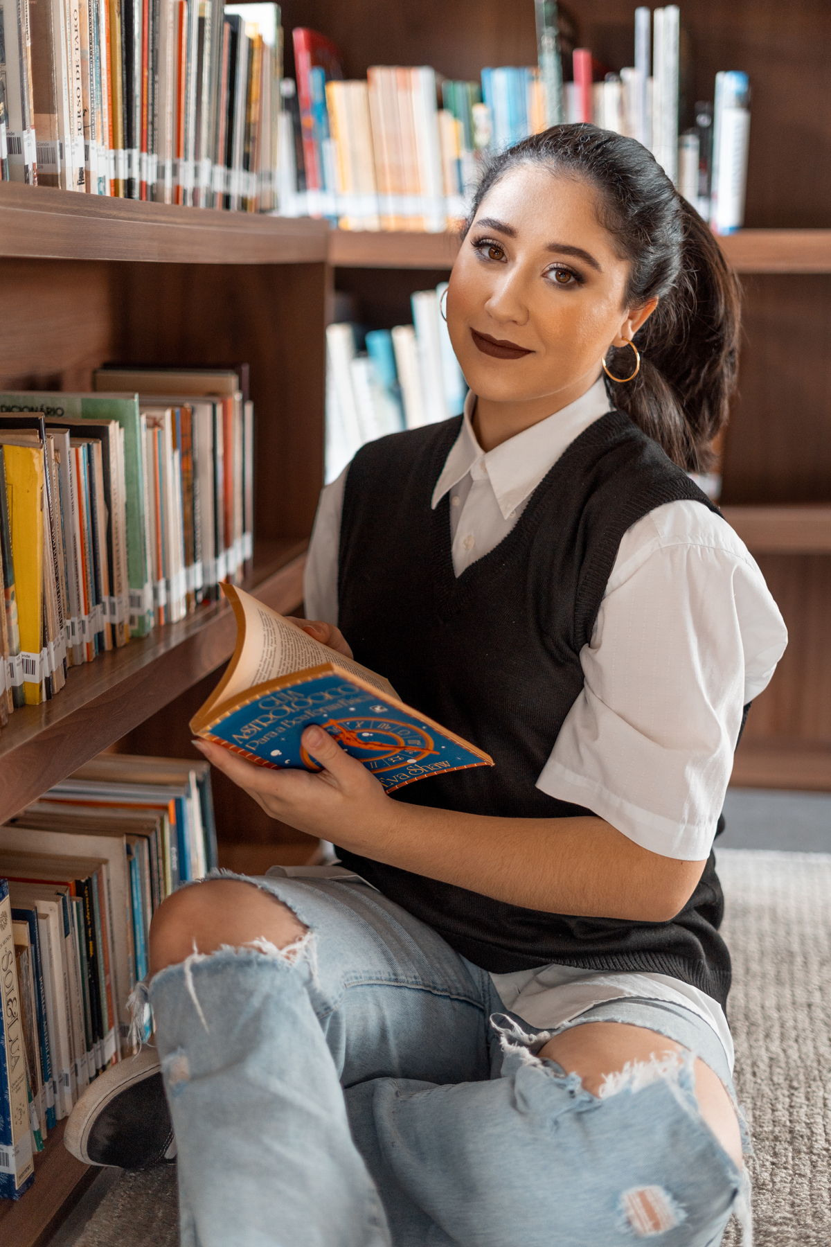 ensaio feminino de 16 anos interno e externo em uma biblioteca, casa do conde, em osório - julia motti fotografia