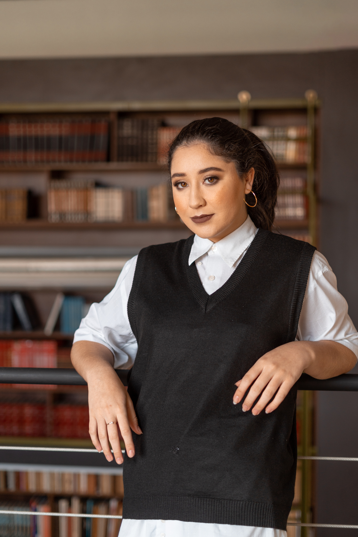 ensaio feminino de 16 anos interno e externo em uma biblioteca, casa do conde, em osório - julia motti fotografia