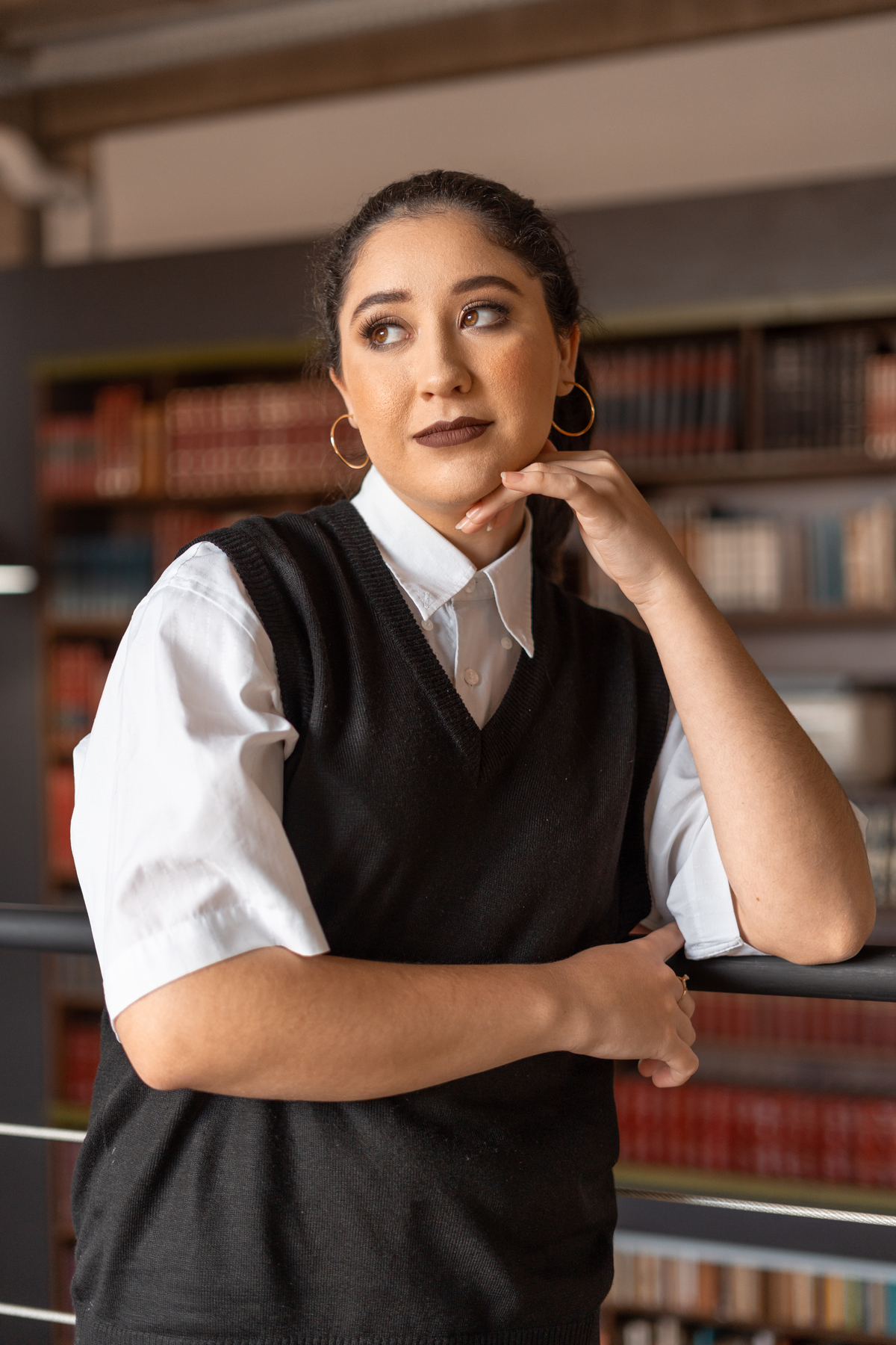 ensaio feminino de 16 anos interno e externo em uma biblioteca, casa do conde, em osório - julia motti fotografia