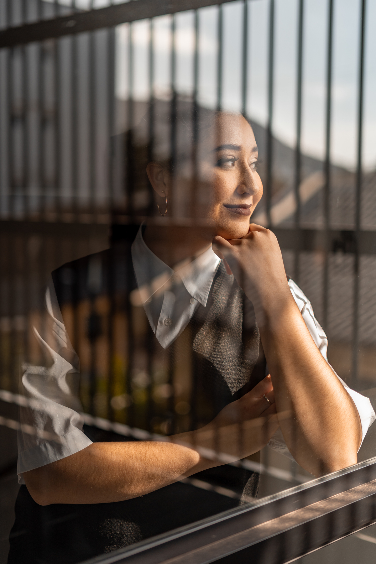 ensaio feminino de 16 anos interno e externo em uma biblioteca, casa do conde, em osório - julia motti fotografia