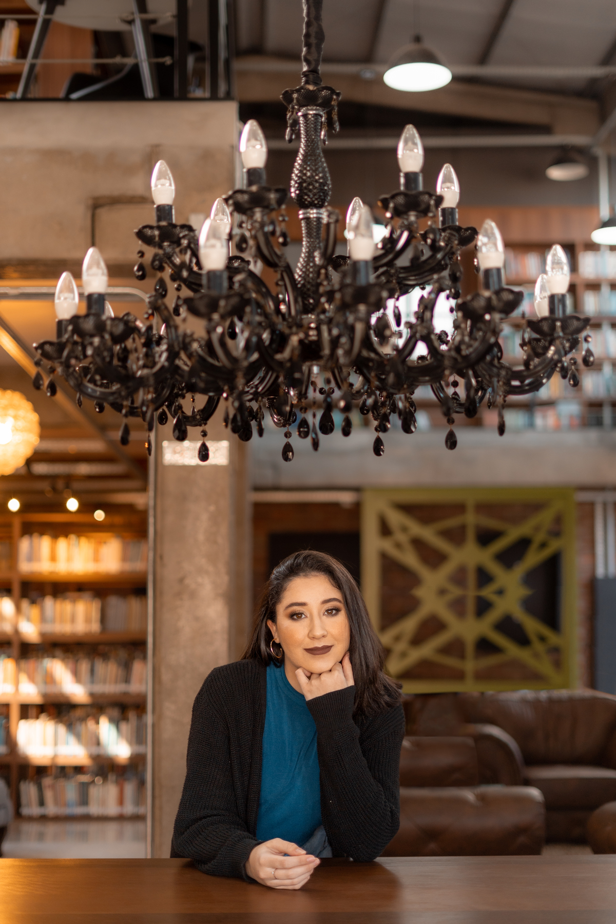 ensaio feminino de 16 anos interno e externo em uma biblioteca, casa do conde, em osório - julia motti fotografia