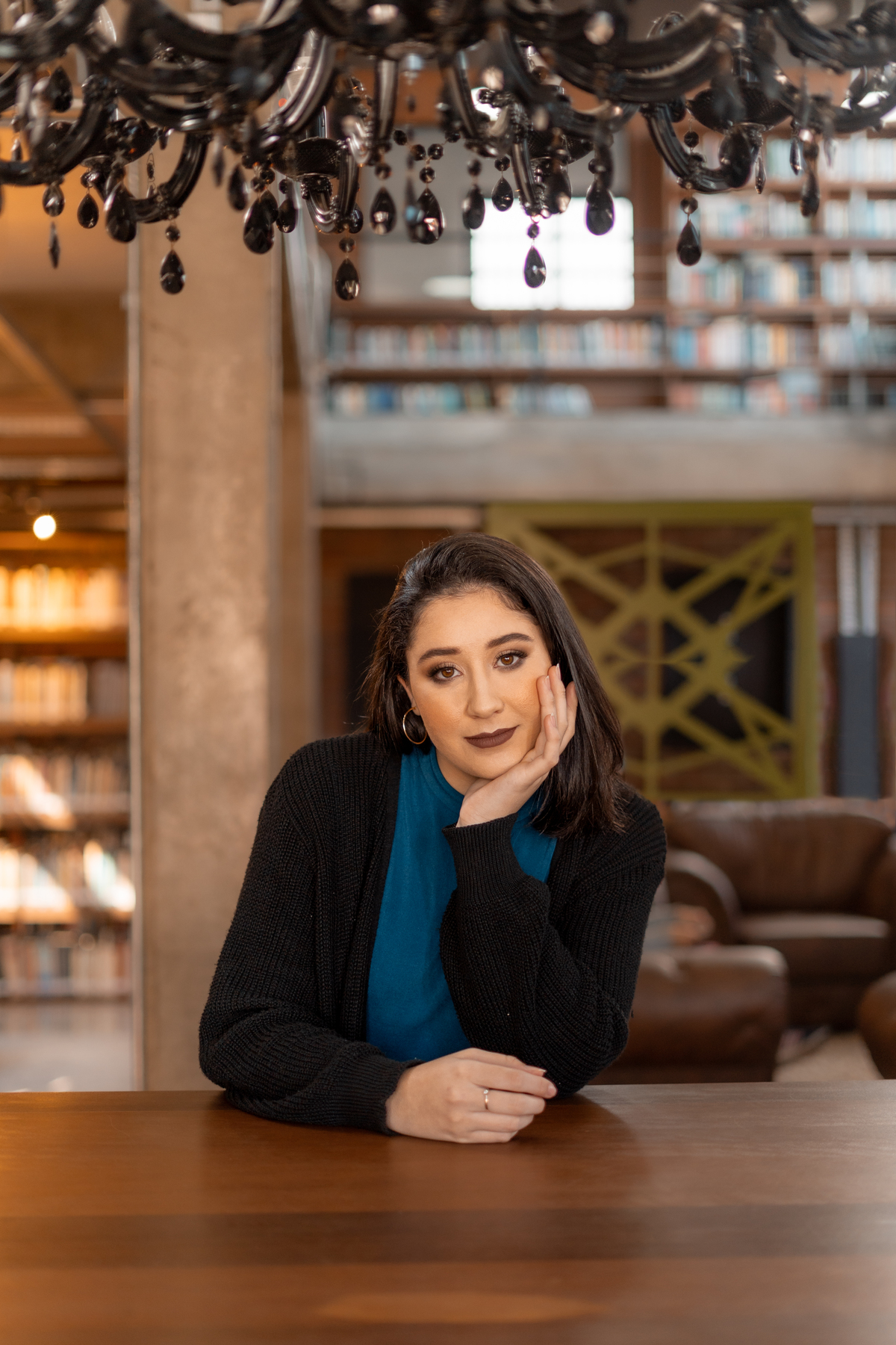 ensaio feminino de 16 anos interno e externo em uma biblioteca, casa do conde, em osório - julia motti fotografia