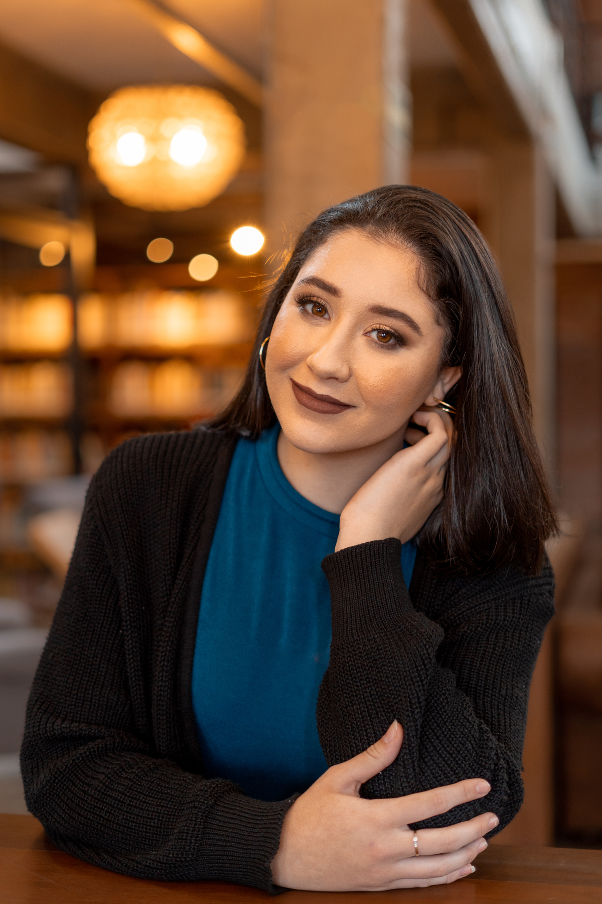 ensaio feminino de 16 anos interno e externo em uma biblioteca, casa do conde, em osório - julia motti fotografia