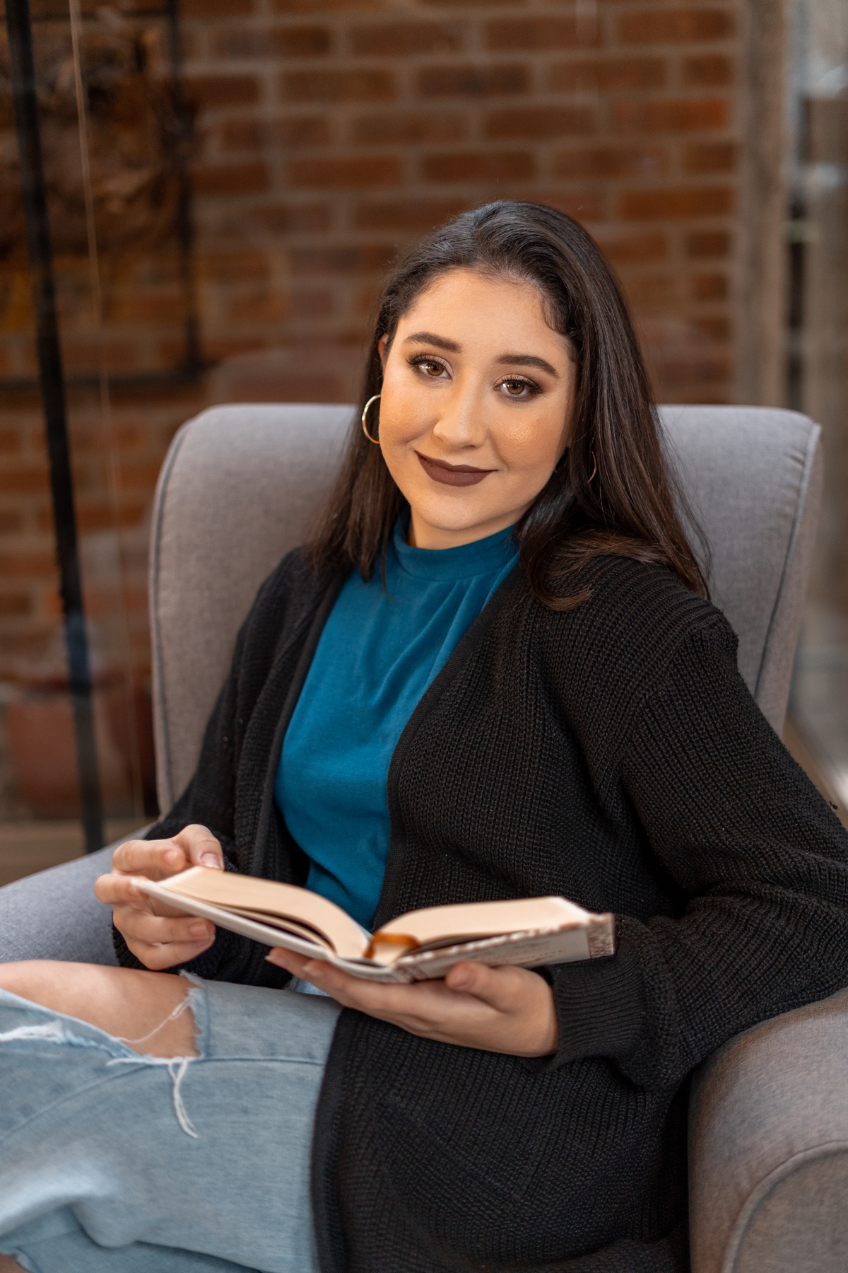 ensaio feminino de 16 anos interno e externo em uma biblioteca, casa do conde, em osório - julia motti fotografia