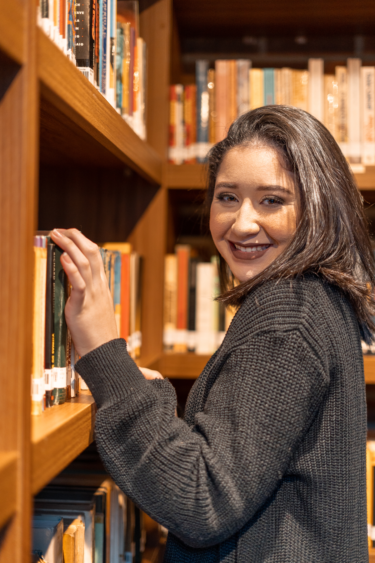 ensaio feminino de 16 anos interno e externo em uma biblioteca, casa do conde, em osório - julia motti fotografia