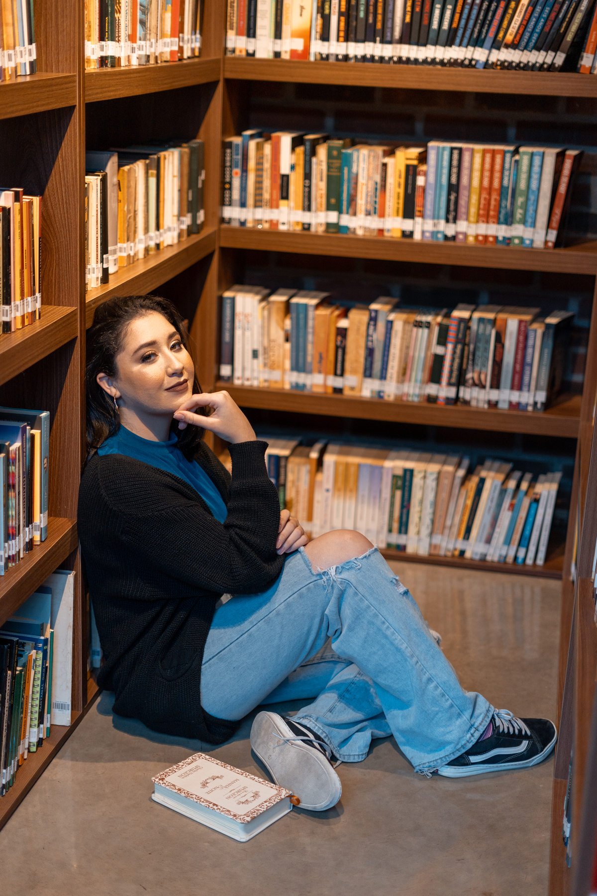 ensaio feminino de 16 anos interno e externo em uma biblioteca, casa do conde, em osório - julia motti fotografia