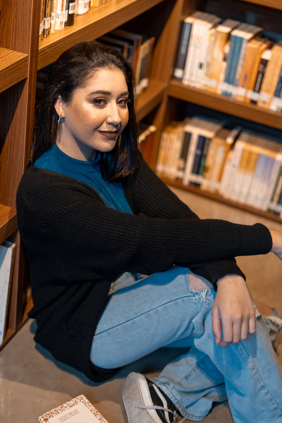 ensaio feminino de 16 anos interno e externo em uma biblioteca, casa do conde, em osório - julia motti fotografia