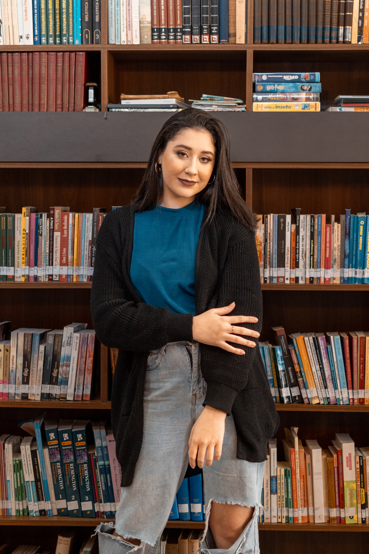 ensaio feminino de 16 anos interno e externo em uma biblioteca, casa do conde, em osório - julia motti fotografia