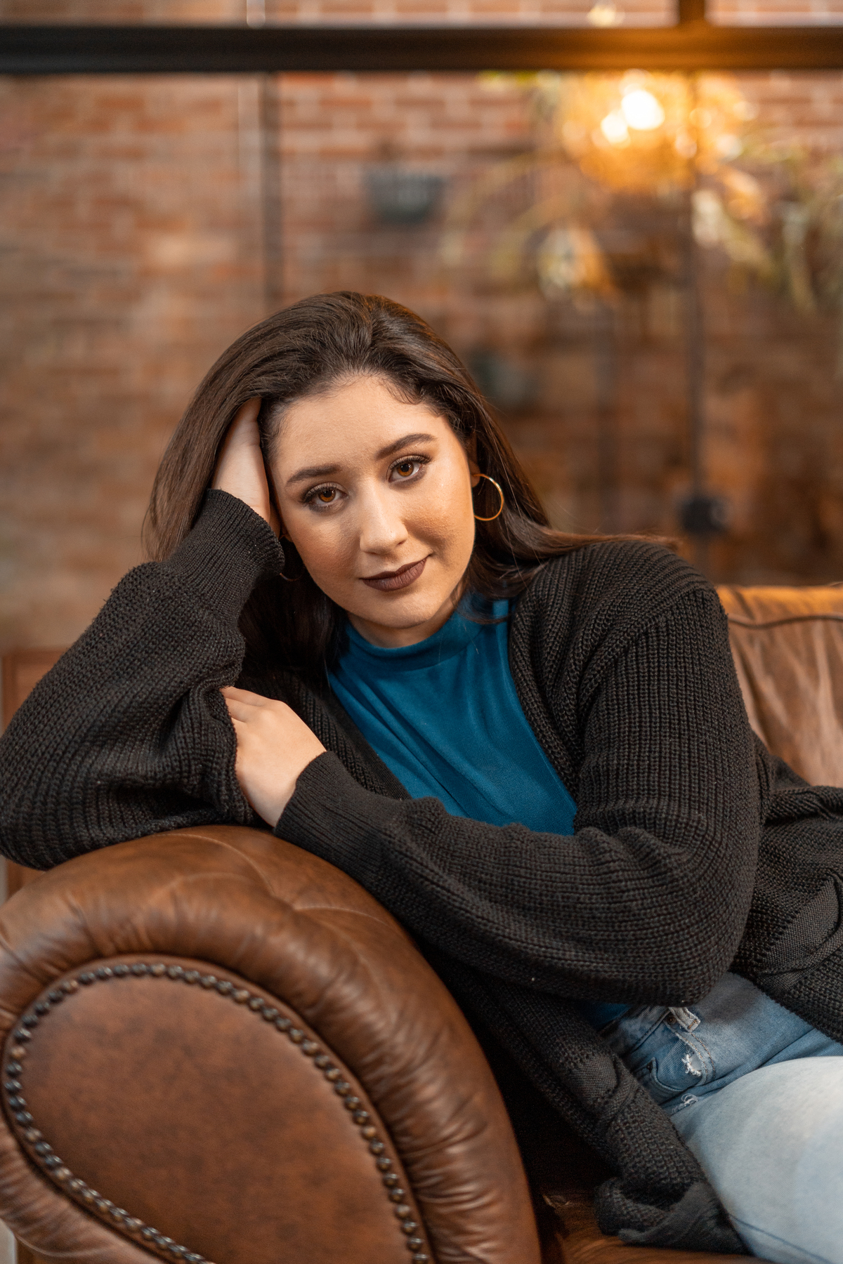 ensaio feminino de 16 anos interno e externo em uma biblioteca, casa do conde, em osório - julia motti fotografia