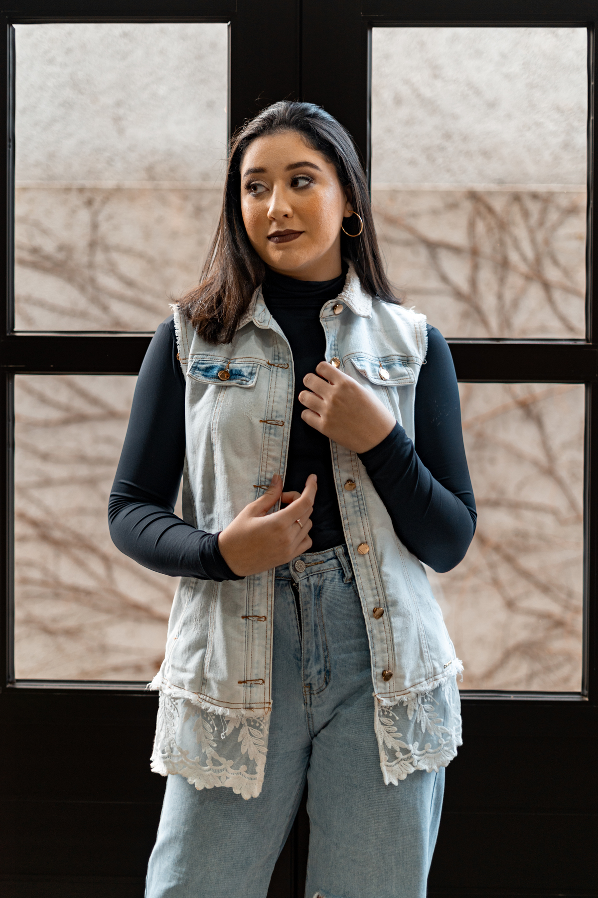 ensaio feminino de 16 anos interno e externo em uma biblioteca, casa do conde, em osório - julia motti fotografia