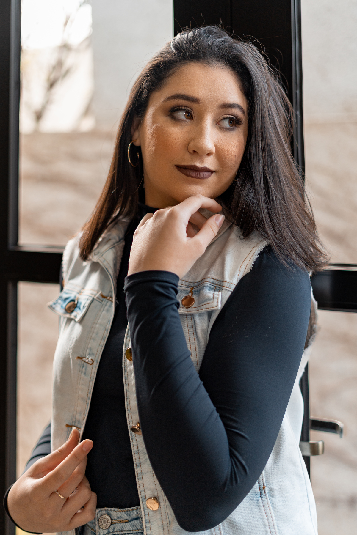 ensaio feminino de 16 anos interno e externo em uma biblioteca, casa do conde, em osório - julia motti fotografia