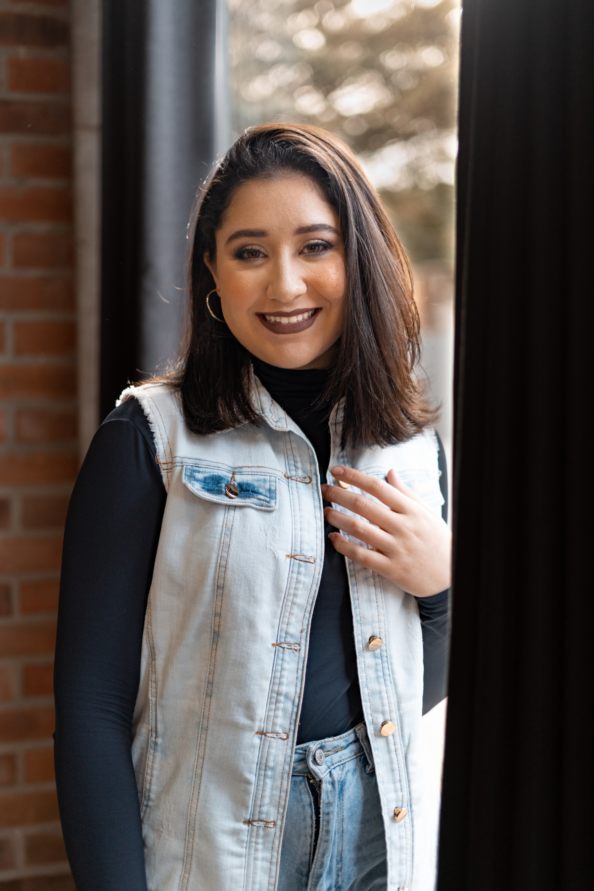 ensaio feminino de 16 anos interno e externo em uma biblioteca, casa do conde, em osório - julia motti fotografia