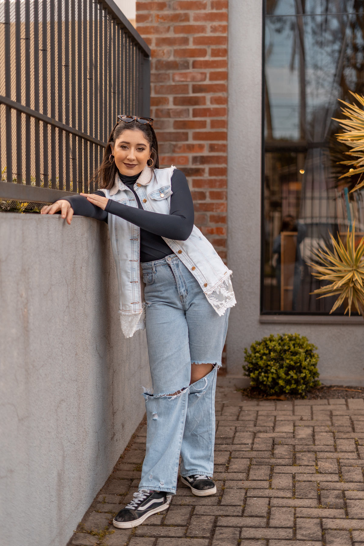ensaio feminino de 16 anos interno e externo em uma biblioteca, casa do conde, em osório - julia motti fotografia