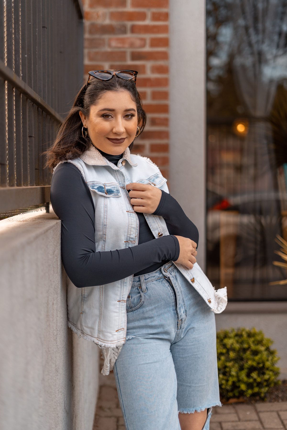 ensaio feminino de 16 anos interno e externo em uma biblioteca, casa do conde, em osório - julia motti fotografia