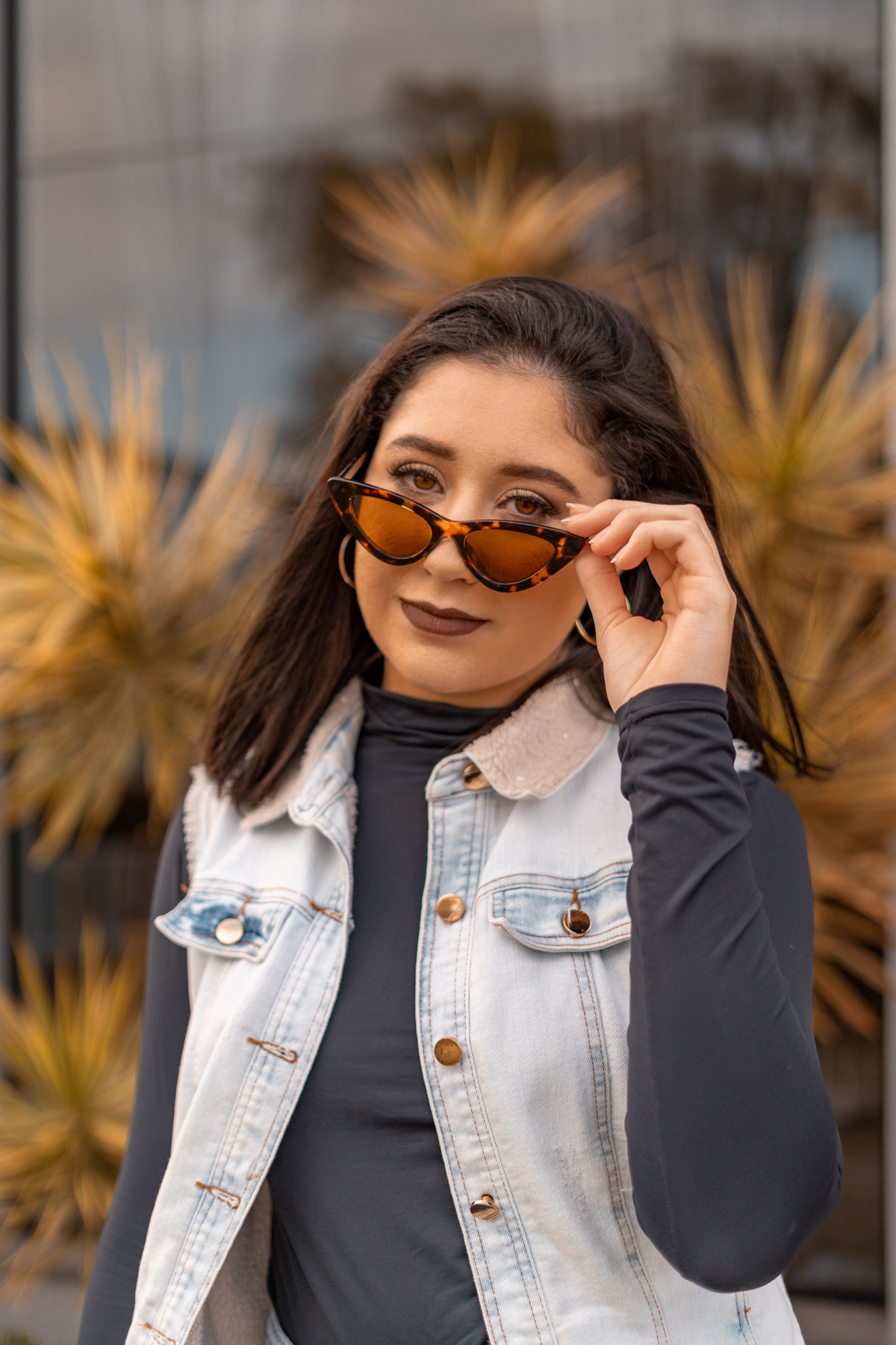 ensaio feminino de 16 anos interno e externo em uma biblioteca, casa do conde, em osório - julia motti fotografia