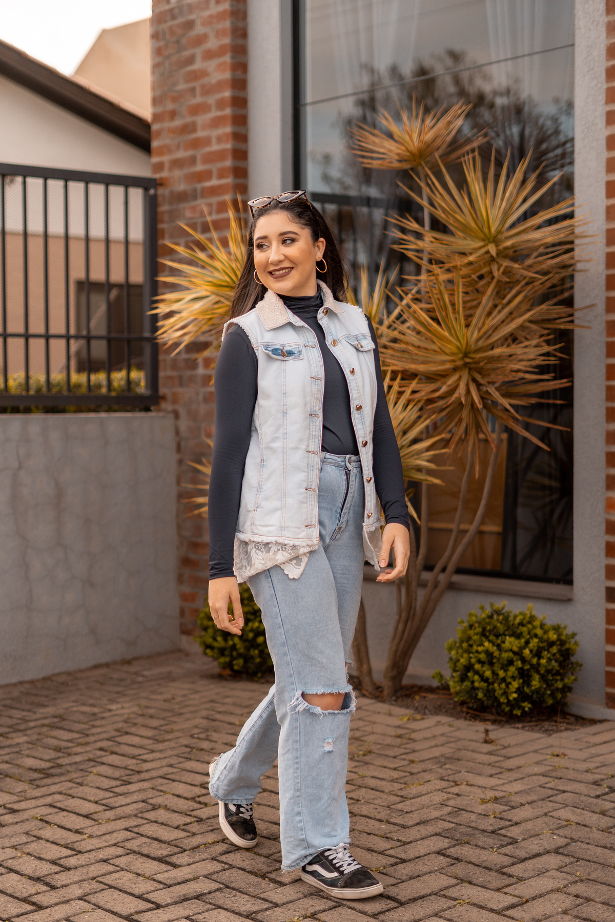 ensaio feminino de 16 anos interno e externo em uma biblioteca, casa do conde, em osório - julia motti fotografia