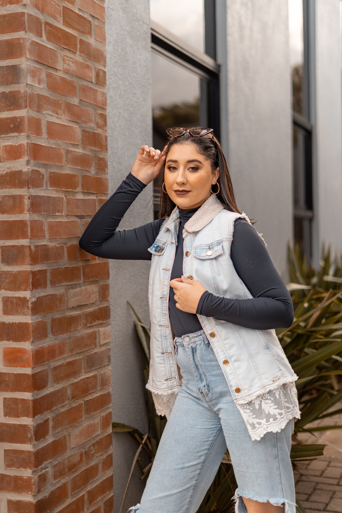 ensaio feminino de 16 anos interno e externo em uma biblioteca, casa do conde, em osório - julia motti fotografia