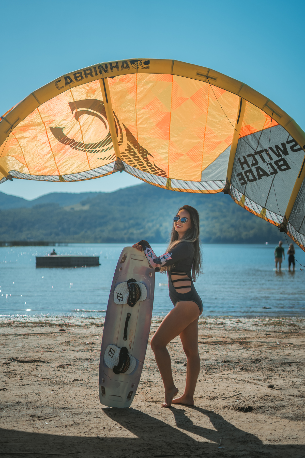 ensaio feminino externo com kite surf em Osório