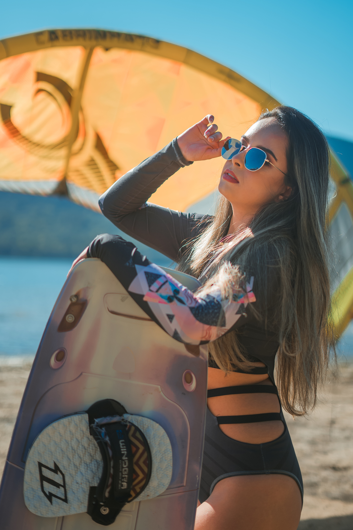 ensaio feminino externo com kite surf em Osório