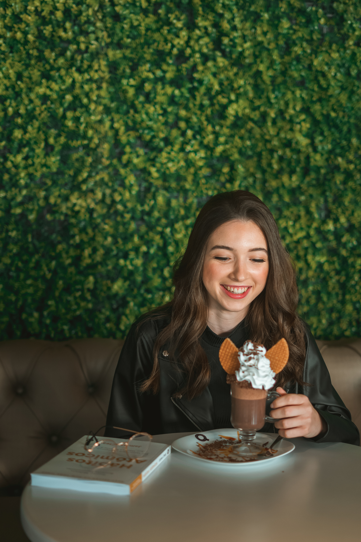 ensaio feminino na cafeteria e na praia em tramandaí ensaio interno e externo