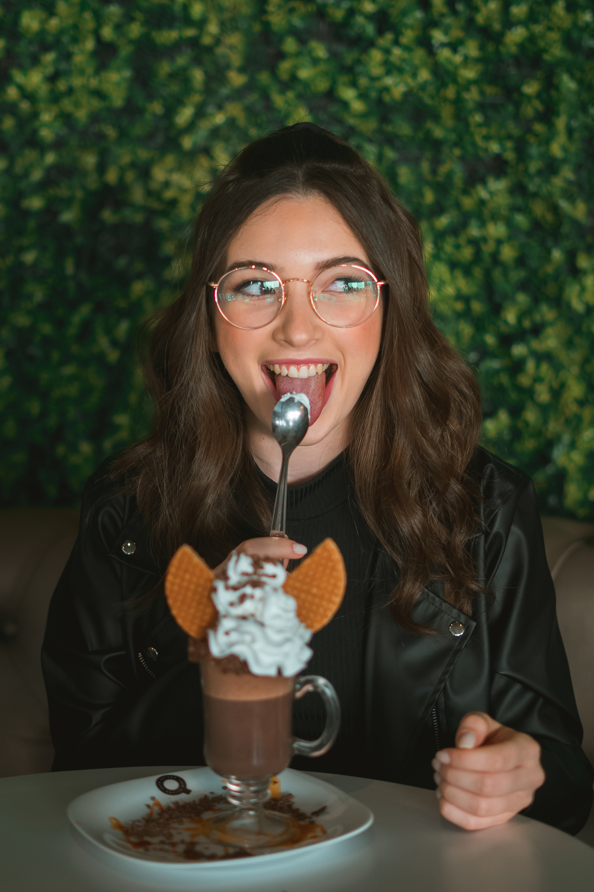 ensaio feminino na cafeteria e na praia em tramandaí ensaio interno e externo