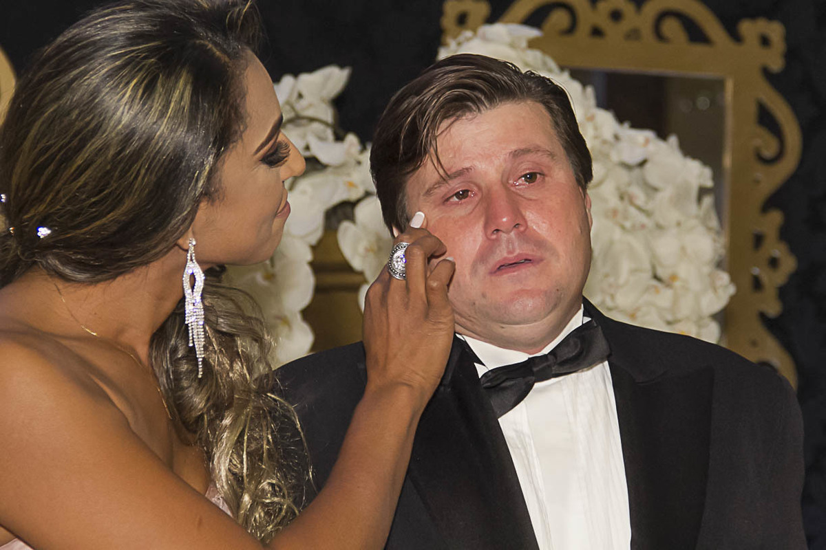 MÃE CONSOLA PAI NA FESTA DE 15 ANOS DA FILHA