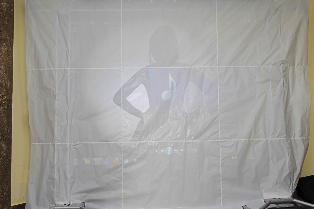 DEBUTANTE SE PREPARANDO PARA RASGAR O PAPEL MANTEIGA