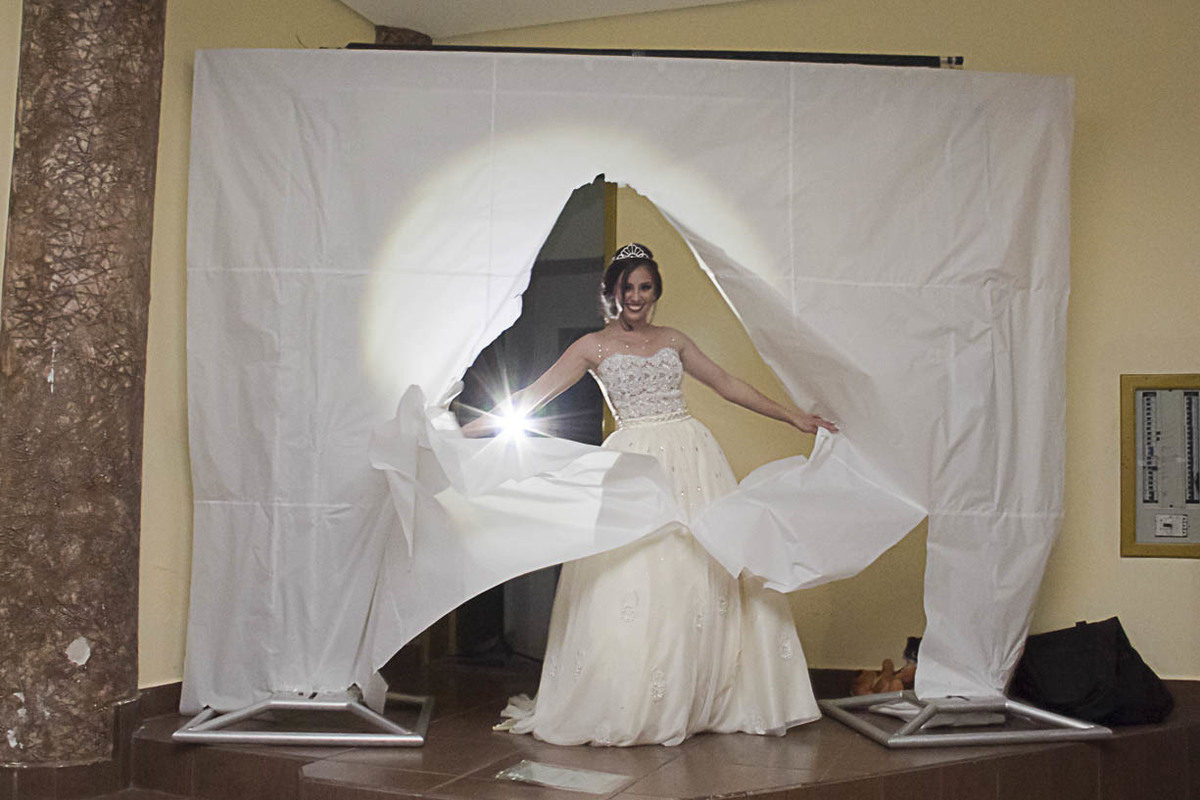 DEBUTANTE RASGANDO PAPEL MANTEIGA