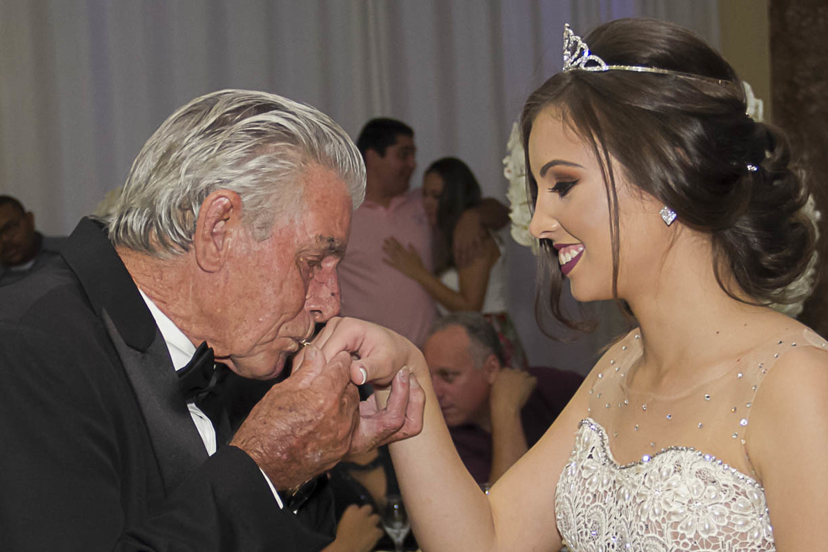 AVÔ BEIJA ANEL DE DEBUTANTE