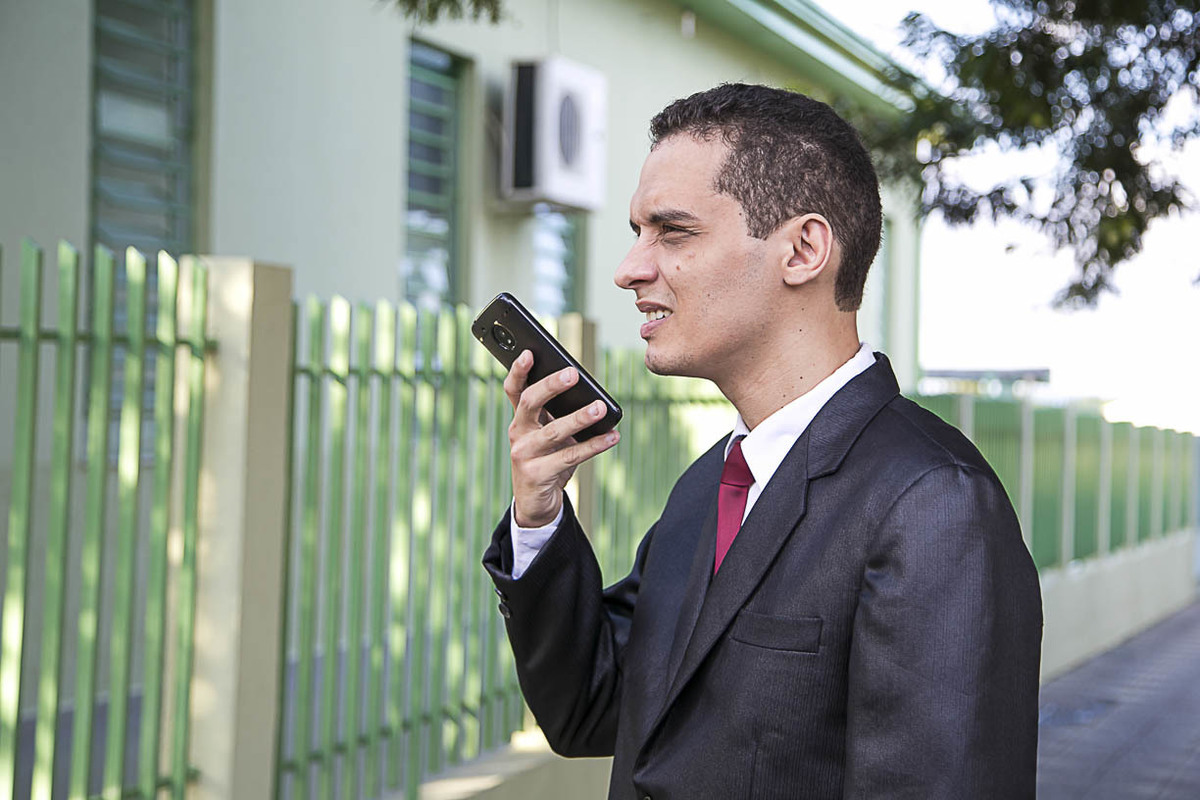 Noivo mandando uma mensagem para sua noiva na cidade de Maringá Parana.