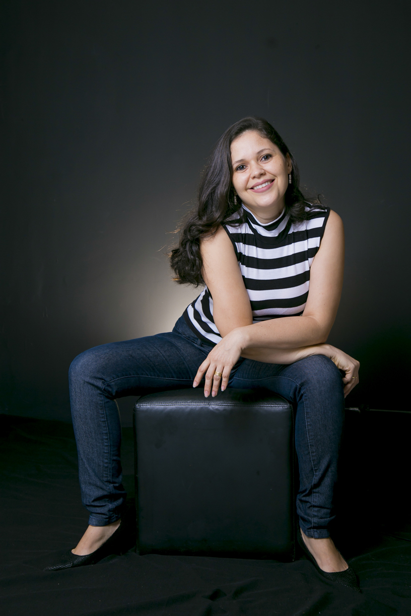 ANGELINA BRUNELO BRUNELO FOTOGRAFIA INCLINANDO PARA FRENTE EM POSE