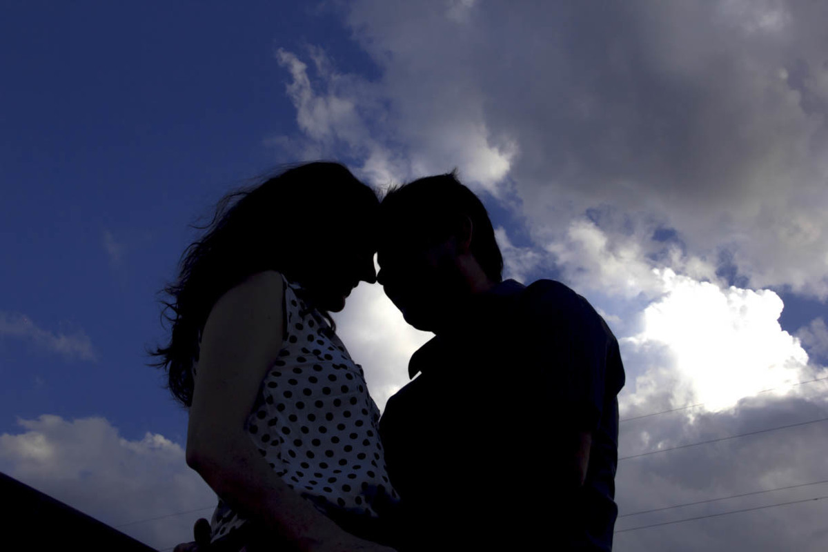 SILHUETA DE CASAL APAIXONADO