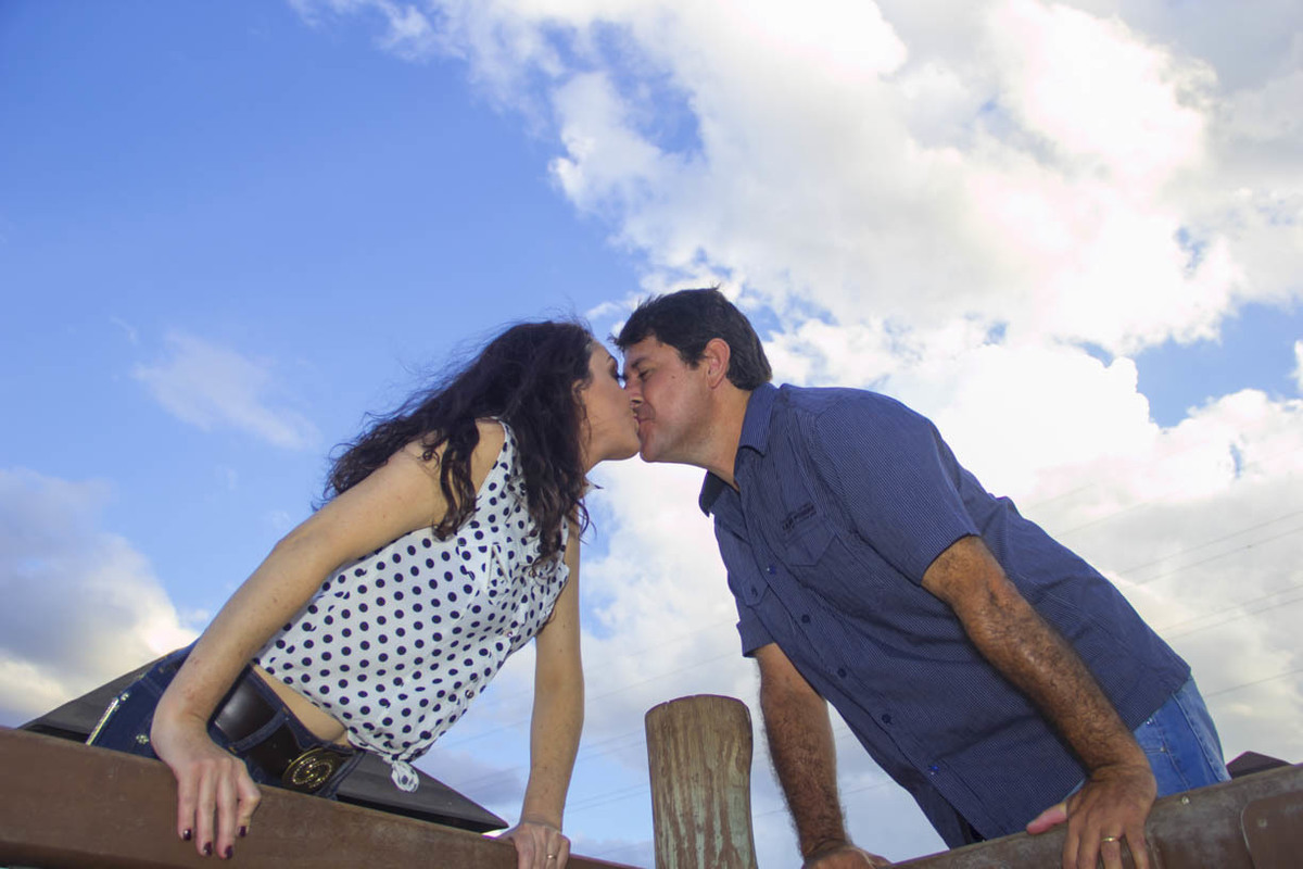 BEIJO NA BOCA DE MAURCIO E REGIANE