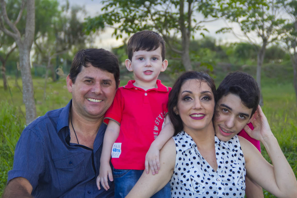 CASAL E SEUS DOIS FILHOS POSANDO PRA FOTO
