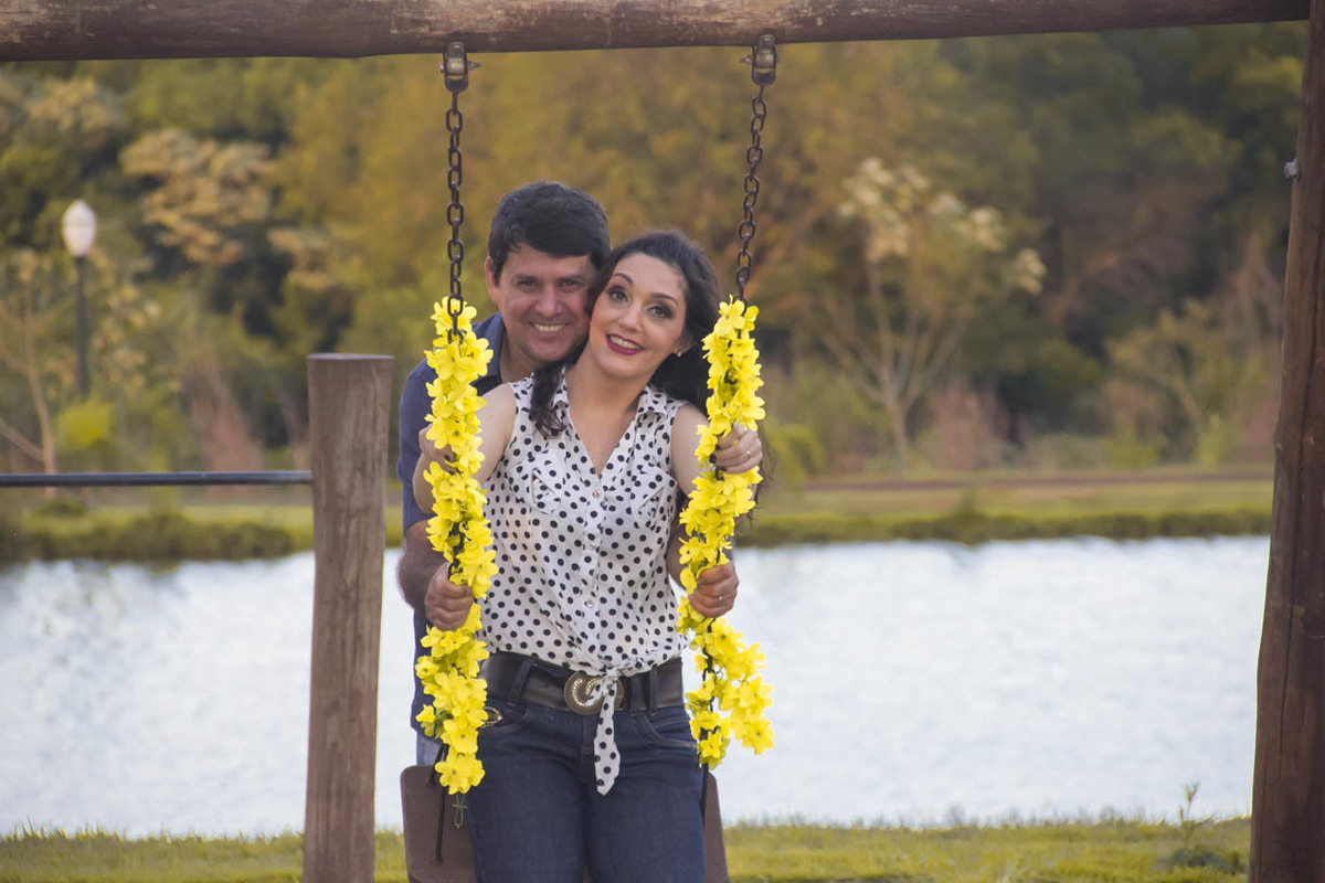 ELA NO BALANÇO E ELE A EMPURRANDO COM MUITO CARINHO