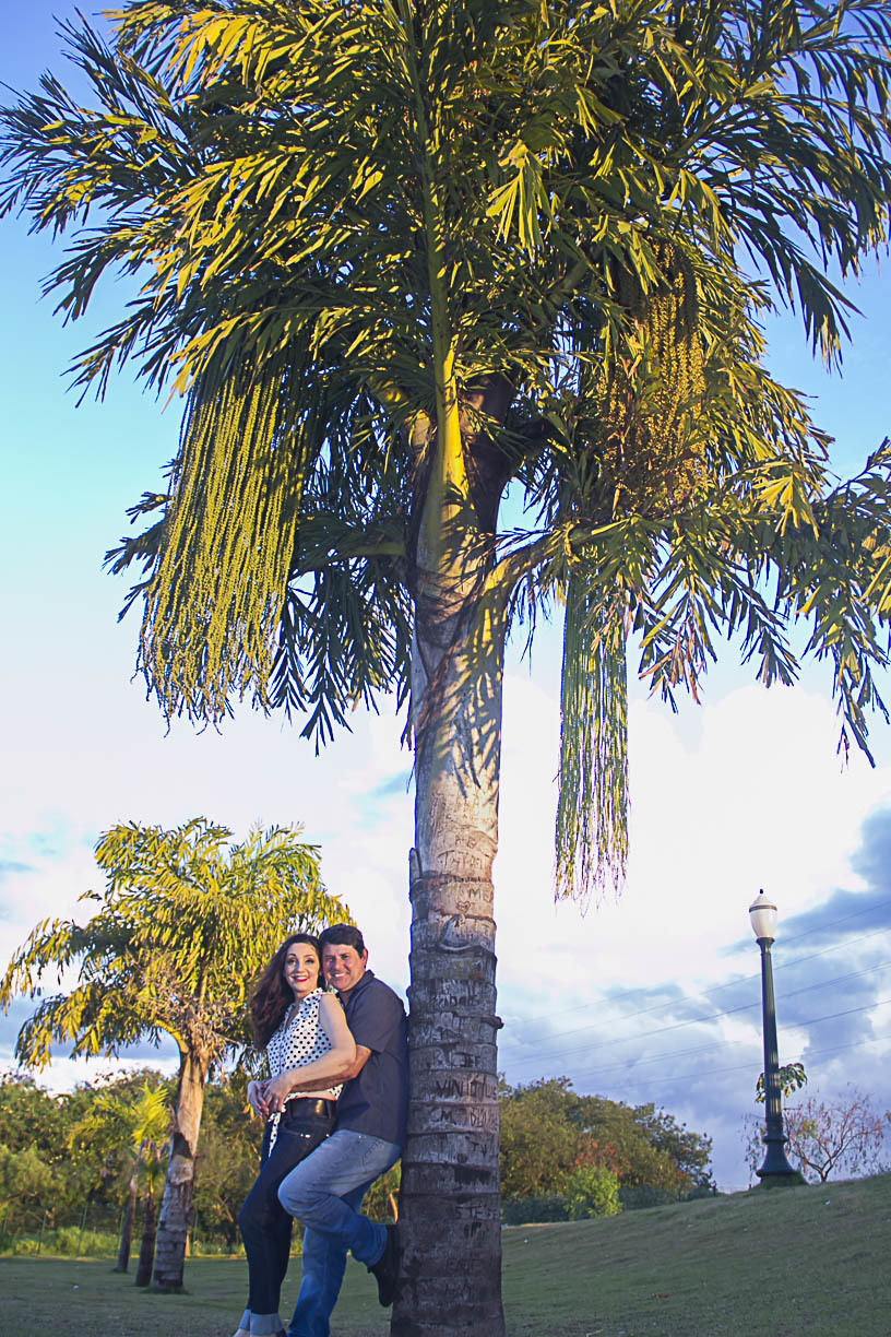 REGIANE E MAURICIO ENCOSTADOS NO PE DE COQUEIRO