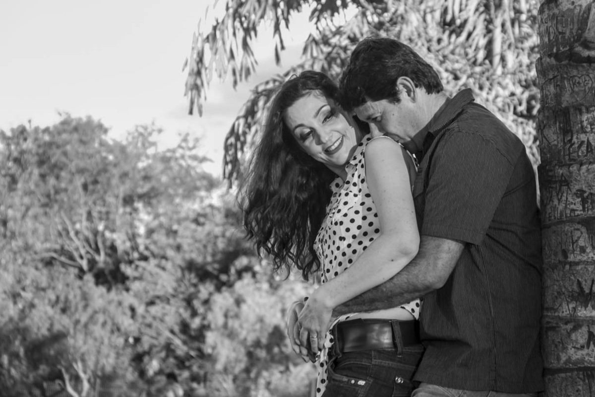 NOIVOS NO COQUEIRO FAZENDO CARINHO E PRETO E BRANCO