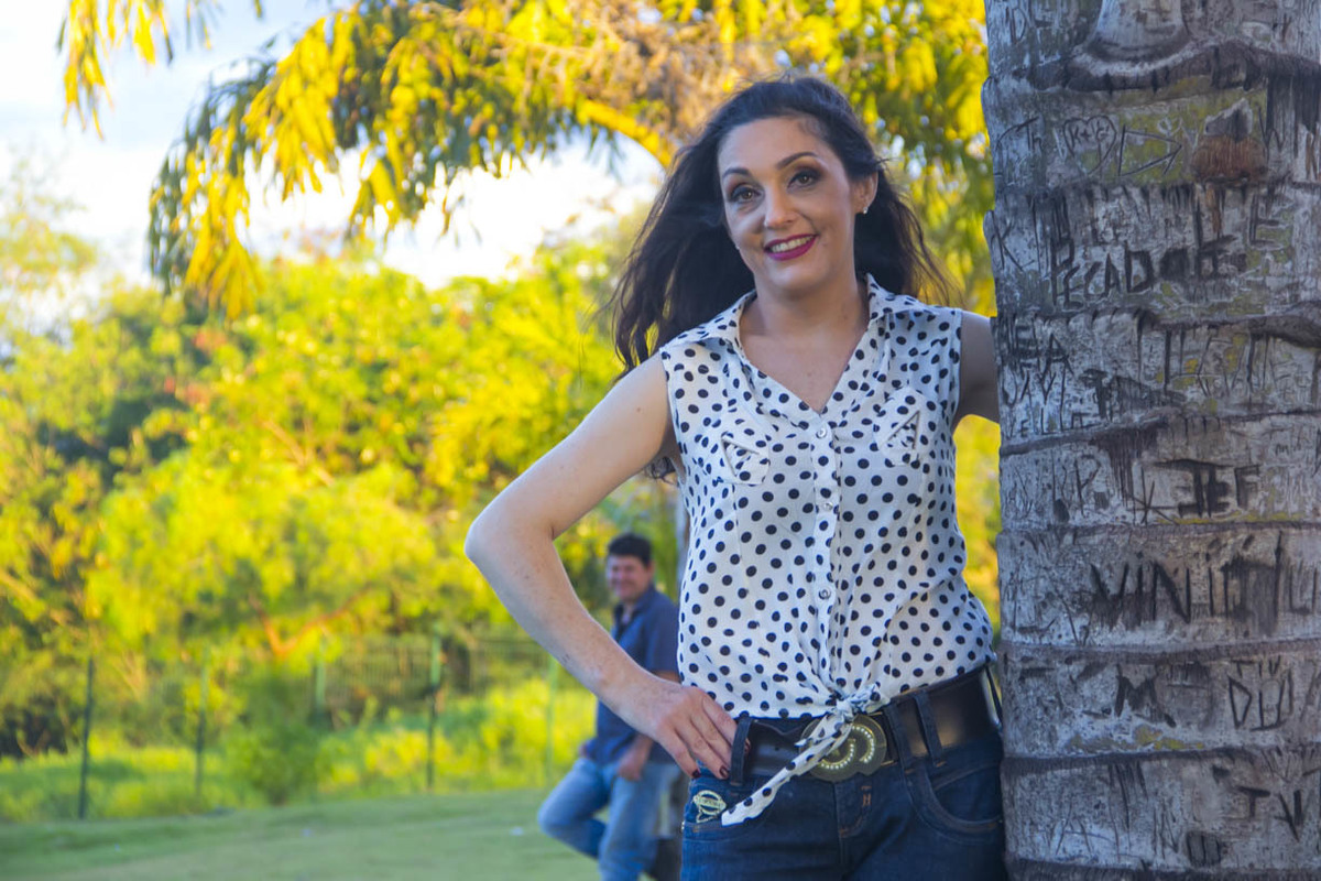 ELE VISTO NO MEIO DO BRAÇO DELA 