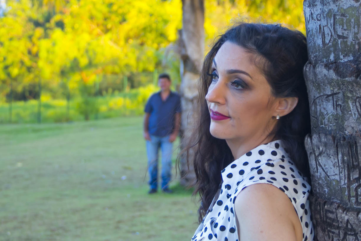 FOTO ROMANTICA COM OLHAR PERDIDO